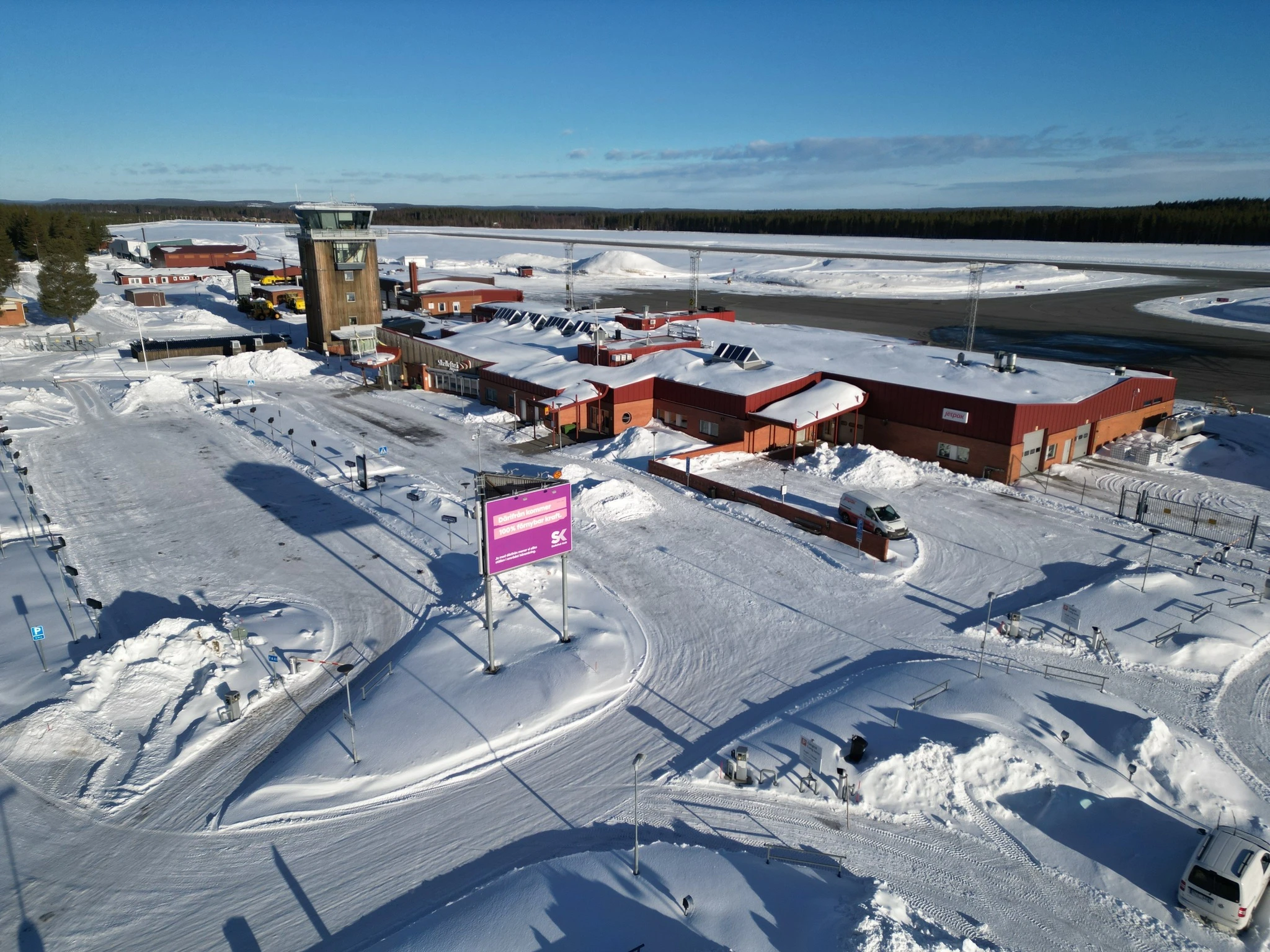 Skellefteå Airport flygplats täckt av snö med klara blå himmel.